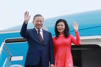 Tổng Bí thư, Chủ tịch nước Tô Lâm và Phu nhân tại sân bay Nội Bài sáng 21/9. Ảnh: TTXVN.