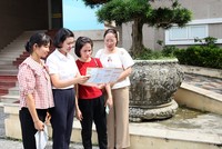 Cán bộ Kl99kl phiên bản hoạt động Trang Chủ KL99Com Số 1 Link Đăng Ký KL999 tỉnh tuyên truyền tới người dân về ý nghĩa và lợi ích khi tham gia Kl99kl phiên bản hoạt động y tế hộ gia đình. Ảnh: Dương Chung