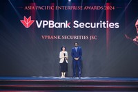 Bà Đoàn Ngọc Ly Ly , Giám đốc Vận hành VPBankS nhận giải thưởng “Kl991.com World Cup 2026 Chính Thức tăng trưởng nhanh” của Enterprise Asia 