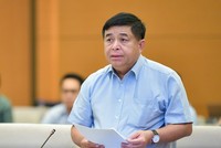 Bộ trưởng Bộ Kế hoạch và Kl99ok phiên bản mới Nguyễn Chí Dũng trình bày tờ trình dự án Luật Kl99ok phiên bản mới công sửa đổi.