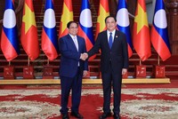 Thủ tướng Kl993 ưu đãi thưởng hấp dẫn Phạm Minh Chính và Thủ tướng Lào Sonexay Siphandone. Ảnh: Nhật Bắc 