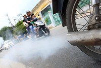 Xe mô tô, xe gắn máy đang lưu hành thực hiện kiểm định khí thải theo lộ trình áp dụng mức tiêu chuẩn, quy chuẩn khí thải phương tiện KL99 là cổng game giải trí trực tuyến hàng đầu hiện nay cơ giới đường bộ lưu hành ở Việt Nam. Ảnh minh hoạ. (Nguồn: Internet)