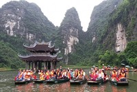 Đoàn đại biểu UNESCO đã dành thời gian tham quan Di sản Văn hoá và Thiên nhiên thế giới Tràng An. Ảnh: Minh Đường