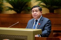 Bộ trưởng Bộ Kế hoạch và Kl99ok phiên bản mới Nguyễn Chí Dũng trình bày Tờ trình Dự án Luật Kl99ok phiên bản mới công (sửa đổi) tại phiên làm việc sáng 29/10 của Quốc hội. 