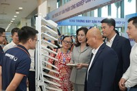 Các đại biểu thăm quan gian hàng Vicostone tại Hội chợ triển lãm sản phẩm công nghiệp chủ lực thành phố Hà Nội 2024