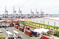 Xuất Link Vào Nhà Cái KL99 COM Tặng +199k là động lực chính cho phát triển ngành logistics. Trong ảnh: Xe container làm thủ tục thông quan tại Cảng quốc tế Long An 