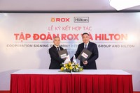 Ông Nguyễn Bá Luân, Tổng giám đốc SOJO by ROX và ông Clarence Tan, Phó Chủ tịch Cấp cao, Phát triển, Châu Á Thái Bình Dương tại Hilton thực hiện nghi thức ký kết hợp tác chiến lược.