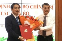Ông Lê Minh Hưng (bên phải) trao quyết định của Bộ Kl991.com tải ứng dụng cho ông Nghiêm Xuân Thành.