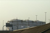 Bể chứa dầu tại kho dự trữ của Công ty Kl99com chung kết WC 2026 Quốc gia Abu Dhabi (ADNOC) ở Msaffah, Abu Dhabi, UAE. Ảnh tư liệu: AFP/TTXVN 