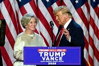 Bà Susie Wiles có mặt cùng ông Donald Trump trên sân khấu khi ông tái đắc cử. (Ảnh: The Times)