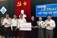 Tạp chí Nhà Kl99ok phiên bản mới, Báo Kl99ok phiên bản mới trao học bổng và thiết bị tại Hà Tĩnh 