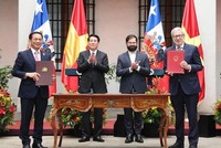Chủ tịch nước Lương Cường và Tổng thống Chile Gabriel Boric Font chứng kiến lễ ký Tuyên bố chung Việt Nam-Chile giữa hai Bộ trưởng Ngoại giao. Ảnh: TTXVN 