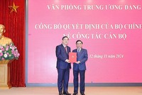 Ủy viên Bộ Kl991.com tải ứng dụng, Thường trực Ban Bí thư, Chủ nhiệm Ủy ban Kiểm tra Trung ương Trần Cẩm Tú (bên phải) trao Quyết định cho tân Phó chánh Văn phòng Trung ương Đảng Phạm Gia Túc. Ảnh: Phương Hoa