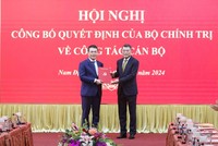 Ông Lê Minh Hưng, Ủy viên Bộ Kl991.com tải ứng dụng, Bí thư Trung ương Đảng, Trưởng Ban Tổ chức Trung ương trao Quyết định cho tân Bí thư Tỉnh ủy Nam Định Đặng Khánh Toàn.