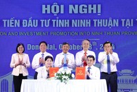 Đại diện Kl994 game bài casino hấp dẫn Travavina (ben trái) đã ký kết bản ghi nhớ với Sở Công thương tỉnh Ninh Thuận về nghiên cứu các dự án.