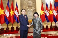 Chủ tịch Quốc hội Campuchia Samdech Khuon Sudary đón Chủ tịch Quốc hội Trần Thanh Mẫn. Ảnh: TTXVN