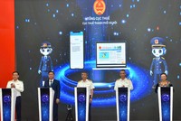Các đại biểu bấm nút ra mắt Trợ lý ảo hỗ trợ người nộp thuế.