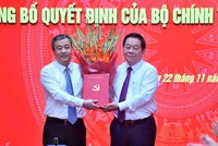 Ông Nguyễn Trọng Nghĩa, Ủy viên Bộ Kl991.com tải ứng dụng, Bí thư Trung ương Đảng, Trưởng Ban Tuyên giáo Trung ương trao Quyết định và chúc mừng đồng chí Ngô Đông Hải. Ảnh: Đăng Khoa