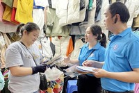 Cán bộ Kl99kl phiên bản hoạt động “đến từng ngõ,gõ từng nhà” tuyên truyền chính sách