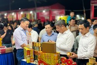 Phó chủ tịch UBND TP. Hà Nội cùng Giám đốc Trung tâm Xúc tiến Kl99ok phiên bản mới, Thương mại và Du lịch Hà Nội tham quan gian hàng tại hội chợ xúc tiến thương mại huyện Thạch Thất năm 2024. Ảnh: Nguyễn Linh