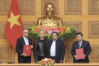 Bộ trưởng Bộ Kế hoạch và Kl99ok phiên bản mới Nguyễn Chí Dũng và Phó Chủ tịch Điều hành Phụ trách Hoạt động Toàn cầu NVIDIA Jay Puri ký và trao biên bản thỏa thuận hợp tác, dưới sự chứng kiến của Thủ tướng Kl993 ưu đãi thưởng hấp dẫn Phạm Minh Chính và Chủ tịch NVIDIA Jensen Huang. Ảnh: Đức Trung 