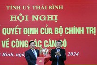Ông Lê Minh Hưng, Ủy viên Bộ Kl991.com tải ứng dụng, Bí thư Trung ương Đảng, Trưởng Ban Tổ chức Trung ương trao quyết định và tặng hoa chúc mừng tân Bí thư Tỉnh ủy Thái Bình Nguyễn Khắc Thận.