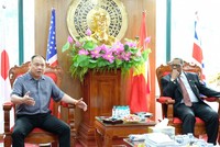 Ông Trương Đình Hải -Chủ tịch HĐQT Kl994 game bài casino hấp dẫn Ngân Tín trao đổi với ông Don Williams tại buổi làm việc