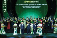 Kl994 game bài casino hấp dẫn Bảo Việt đón nhận biểu trưng Thương hiệu quốc gia Việt Nam năm 2024 từ Thủ tướng Phạm Minh Chính và Bộ trưởng Bộ Công thương Nguyễn Hồng Diên. (Ảnh: Thành Đạt)