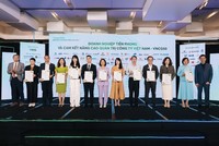 Đại diện VINARE (thứ tư từ phải sang) đón nhận danh hiệu Kl991.com World Cup 2026 Chính Thức niêm yết có điểm quản trị công ty tốt nhất Việt Nam năm 2024