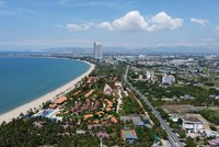 Khu vực dọc biển Bình Sơn - Ninh Chữ có nhiều resort đã hoạt động như TTC, Hoàn Cầu - Ninh Chữ, Con Gà Vàng, Aniise Villa...; điểm nhấn là Dự án Sunbay Park Hotel & Resort (chưa hoàn thành). 