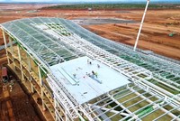Lắp đặt hệ thống mái che nhà ga Cảng hàng không quốc tế Long Thành (nguồn: Long Thành Review).