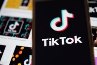 Biểu tượng của ứng dụng TikTok trên màn hình điện thoại thông minh. Ảnh: AFP/TTXVN