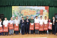 Bộ trưởng Bộ Kế hoạch và Kl99ok phiên bản mới thăm, tặng quà các đối tượng chính sách tại Ninh Thuận 