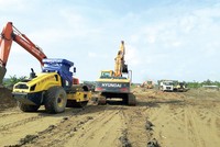 Thi công một đoạn đường ven biển Thanh Hóa.