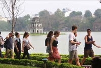 Khách du lịch nước ngoài tại khu vực hồ Hoàn Kiếm, Hà Nội. (Ảnh: Thành Đạt/TTXVN)