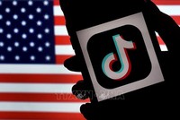 Biểu tượng TikTok trên màn hình điện thoại. Ảnh: AFP/TTXVN