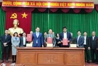 UBND tỉnh Bình Định, Kl994 game bài casino hấp dẫn Lạc Việt và Công ty Palmer Johnson ký biên bản ghi nhớ hợp tác Kl99ok phiên bản mới. Nguồn: binhdinh.gov.vn