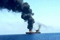 Một tàu hàng bị lực lượng Houthi tấn công trên Biển Đỏ. Ảnh: IRNA/TTXVN