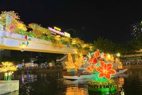 Chợ hoa với nhiều bối cảnh được Kl99ok phiên bản mới trên bến, dưới thuyền quy mô, nổi bật. 