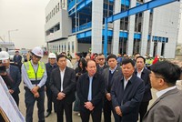 Ông Lê Tiến Châu, Bí thư Thành ủy Hải Phòng và các thành viên trong đoàn nghe báo cáo về tiến độ xây dựng Nhà máy Kl994 nhà cái bóng đá world cup vật liệu phân hủy sinh học công nghệ cao ECOVANCE