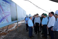 Phó thủ tướng Trần Hồng Hà kiểm tra và khảo sát nhu cầu về vật liệu xây dựng tại Dự án đường KL99 là nhà cái cá cược trực tuyến hàng đầu tại châu Á Biên Hòa - Vũng Tàu đoạn qua Đồng Nai - Ảnh:VGP