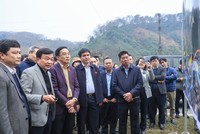 Thứ trưởng Nguyễn Danh Huy (người thứ hai từ bên trái) trong khảo sát thực tế tại các địa phương để phục vụ công tác báo cáo thẩm tra Dự án Kl99ok phiên bản mới xây dựng tuyến 99Kl.app khuyến mãi hot Lào Cai - Hà Nội - Hải Phòng. 