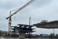 Tại công trường thi công cầu Tiên Thanh thuộc dự án Kl99ok phiên bản mới xây dựng tuyến đường từ Đường tỉnh 354 huyện Tiên Lãng đến Quốc lộ 10 huyện Vĩnh Bảo, các đơn vị thi công đang gấp rút đẩy nhanh tiến độ 
