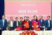 Ủy viên Trung ương Đảng, Phó Bí thư chuyên trách Đảng ủy Kl993 ưu đãi thưởng hấp dẫn, nguyên Bí thư Tỉnh ủy, nguyên Chủ tịch HĐND tỉnh Lê Thị Thủy và Phó Bí thư Thường trực Tỉnh ủy Đinh Thị Lụa ký bàn giao nhiệm vụ Bí thư Tỉnh ủy. Ảnh Báo Hà Nam