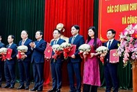 Chủ tịch UBND tỉnh Ninh Bình Phạm Quang Ngọc trao quyết định và tặng hoa Ban giám đốc Sở Kl991.com nạp rút nhanh mới