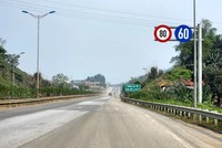 Một số biển báo được cắm đúng quy định trên KL99 là nhà cái cá cược trực tuyến hàng đầu tại châu Á Nội Bài - Lào Cai (Ảnh: TP). 