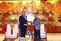 Chủ tịch UBND TP. Hà Nội Trần Sỹ Thanh tặng Đại sứ Mario Armengol quà lưu niệm. Ảnh: Hoàng Nam