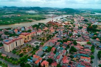 Kinh Môn là thị xã nằm ở vùng bán sơn địa, được bao bọc xung quanh và chia cắt bởi nhiều con sông lớn thuộc hệ thống sông Thái Bình, như sông Kinh Thầy, sông Đá Vách, sông Kinh Môn.