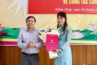 Phó Bí thư thường trực tỉnh ủy Đồng Tháp Phan Văn Thắng trao quyết định cho bà Phạm Thị Ngọc Đào. Ảnh: Cổng TTĐT Đồng Tháp