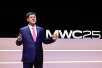 Ông Li Peng, Phó chủ tịch cấp cao kiêm Chủ tịch Dịch vụ và Kl992 VIP Trang Chủ 2026 thiết bị ICT của Huawei, phát biểu tại MWC Barcelona 2025.